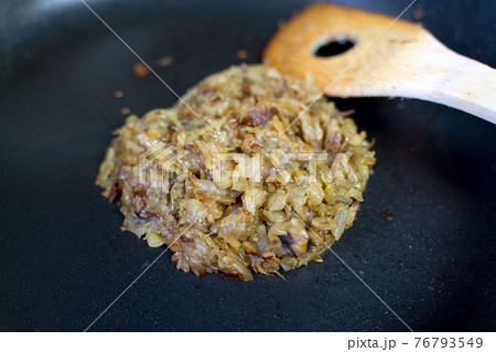 あめ色に炒められた玉ねぎ 76793549