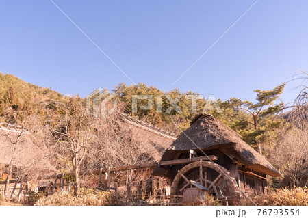 秋空と古民家の並ぶ風景 76793554