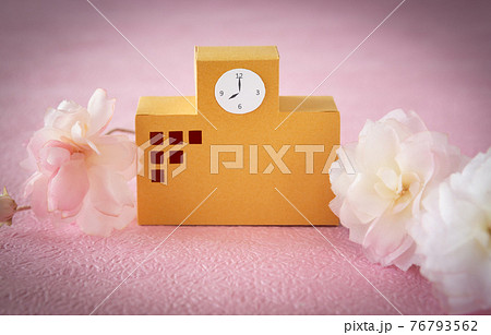 校舎と桜　入学　春　学校　進学　入社　卒業　卒園 76793562