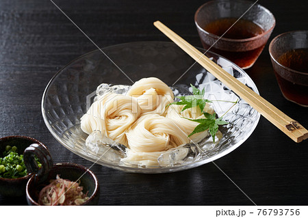 ガラスの器に盛り付けたそうめん ガラスの器に盛り付けたそうめん 76793756