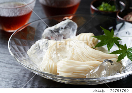 ガラスの器に盛り付けたそうめん 76793760