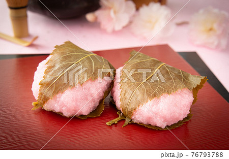 桜餅と桜の花と茶道具　和菓子　道明寺　春 76793788