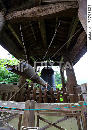 神奈川県　雨の北鎌倉　円覚寺　洪鐘 76793825