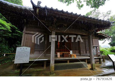 神奈川県　雨の北鎌倉　円覚寺　弁天堂 76793826
