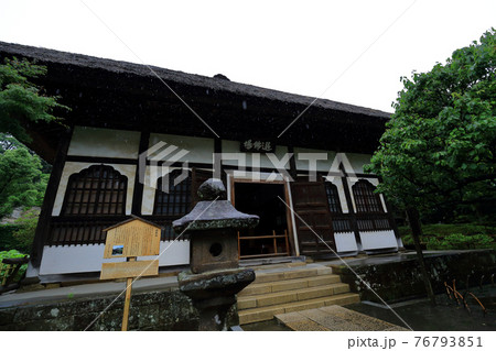 神奈川県　雨の北鎌倉　円覚寺　選仏場 76793851