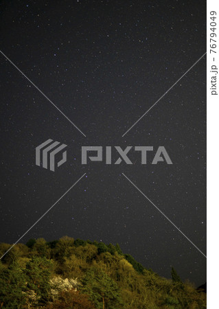 奥多摩湖 星空の写真素材