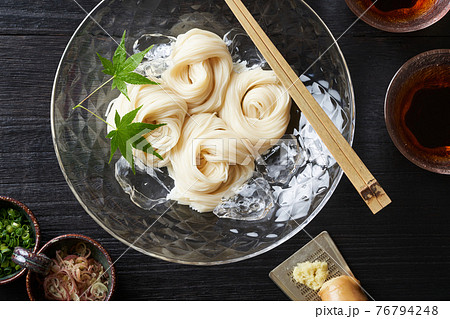 ガラスの器に盛り付けたそうめん 76794248