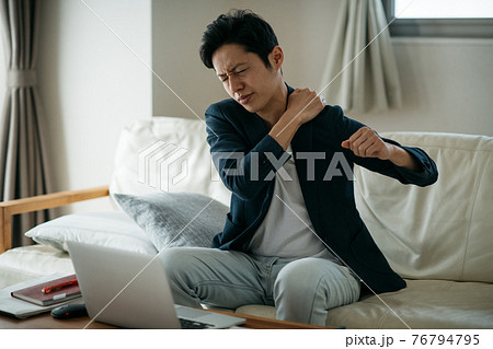 テレワーク・リモートワーク・在宅勤務で肩こり・疲れを感じる日本人男性 76794795