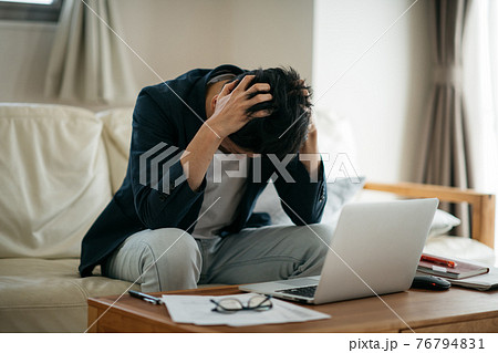 リモートワークで疲れを感じる日本人男性 リモートワークで疲れを感じる日本人男性 76794831