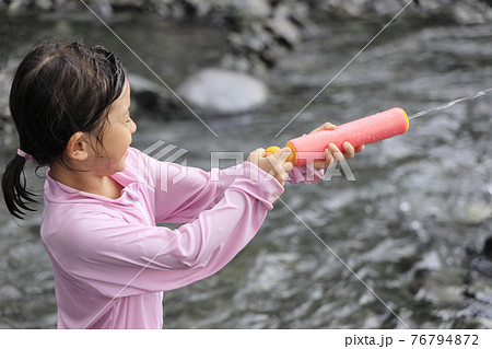 水鉄砲で川遊びをする幼児(5歳児) 76794872