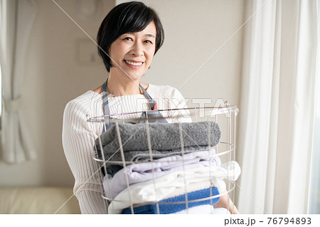 洗濯・家事をする日本人女性のイメージ 76794893