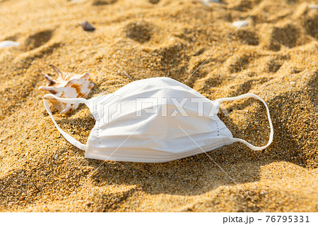 マスクと砂浜 76795331