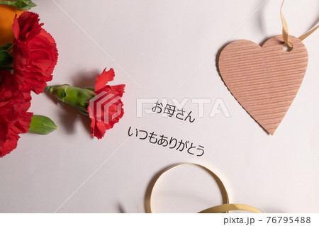 赤いカーネーションを添えた母の日のグリーティングメッセージ 76795488