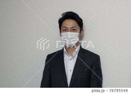 マスクをしたスーツの男性 マスクをしたスーツの男性 76795549