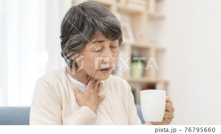 飲み込み辛いシニア女性 嚥下障害 飲み込み辛いシニア女性 嚥下障害 76795660