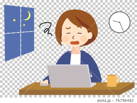 因加班而將電腦操作到深夜的疲憊女性 76796482