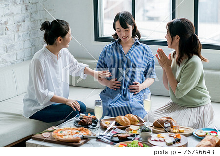 妊娠するママ友 76796643