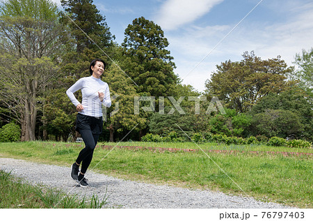ジョギング・ランニングをする50代の女性・健康イメージ 76797403