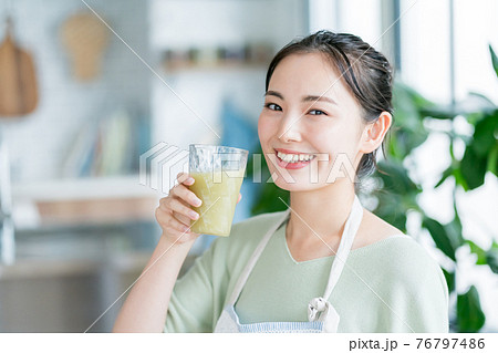 野菜ジュースと主婦 76797486