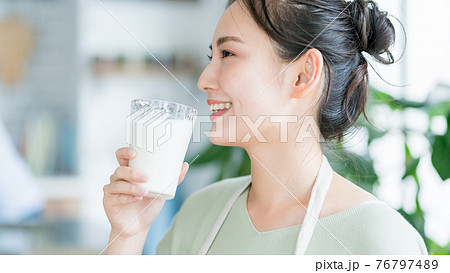 牛乳と主婦 76797489