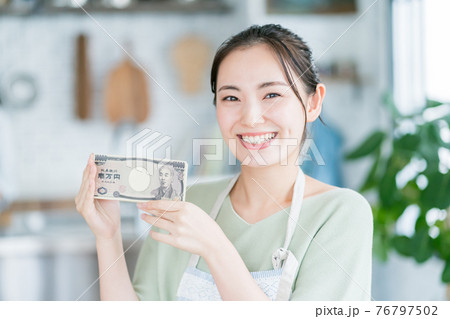 主婦と一万円 76797502