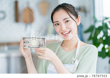 主婦と一万円 76797503
