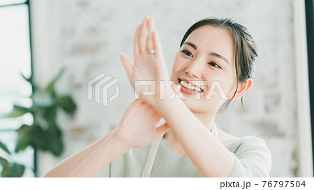 結婚指輪と主婦 76797504