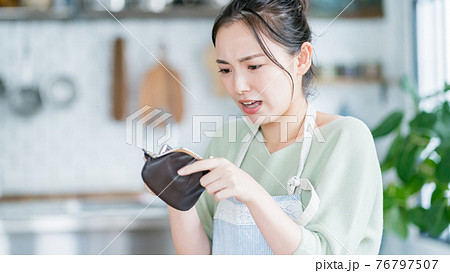 家計破綻 76797507