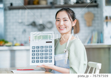 電卓と主婦 電卓と主婦 76797509