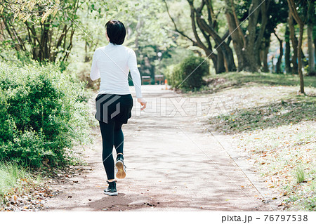 ジョギング・ランニングをする50代の女性・健康イメージ 76797538