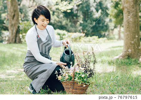 花の手入れ 寄せ植え ガーデニングをする日本人女性の写真素材 花の手入れ 寄せ植え ガーデニングをする日本人女性の写真素材