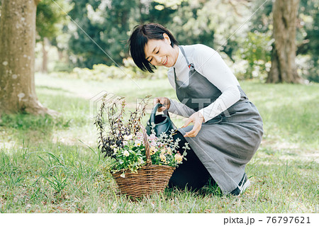 花の手入れ・寄せ植え・ガーデニングをする日本人女性 花の手入れ・寄せ植え・ガーデニングをする日本人女性 76797621