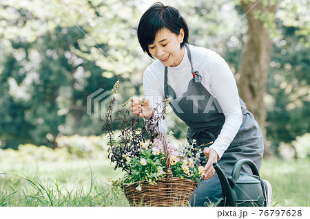花の手入れ・寄せ植え・ガーデニングをする日本人女性 76797628