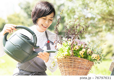 花の手入れ・寄せ植え・ガーデニングをする日本人女性 76797631