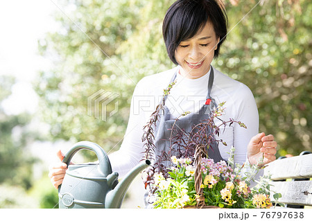 花の手入れ 寄せ植え ガーデニングをする日本人女性の写真素材 花の手入れ 寄せ植え ガーデニングをする日本人女性の写真素材