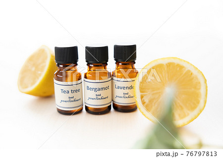 アロマオイルの瓶フルーツ オレンジとレモン の写真素材