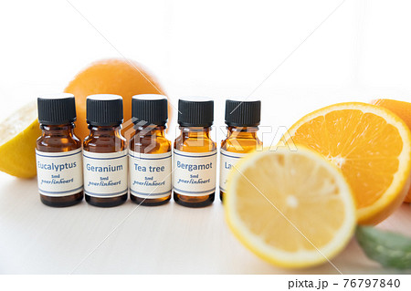 アロマオイルの瓶とフルーツ(オレンジとレモン) アロマオイルの瓶とフルーツ(オレンジとレモン) 76797840