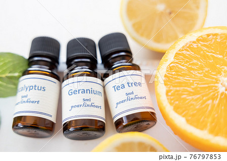 アロマオイルの瓶とフルーツ オレンジとレモン の写真素材