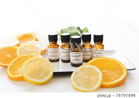 アロマオイルの瓶とフルーツ(オレンジとレモン) アロマオイルの瓶とフルーツ(オレンジとレモン) 76797896