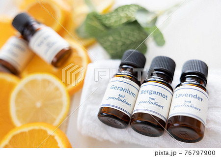アロマオイルの瓶とフルーツ（オレンジとレモン） 76797900