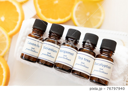 アロマオイルの瓶とフルーツ（オレンジとレモン） 76797940