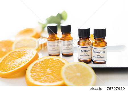 アロマオイルの瓶とフルーツ（オレンジとレモン） 76797950