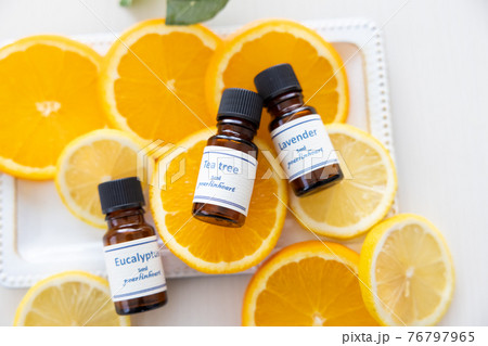 アロマオイルの瓶とフルーツ(オレンジとレモン) アロマオイルの瓶とフルーツ(オレンジとレモン) 76797965