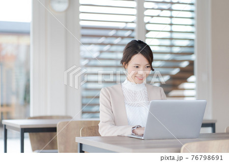 女性　30代　ビジネス 76798691