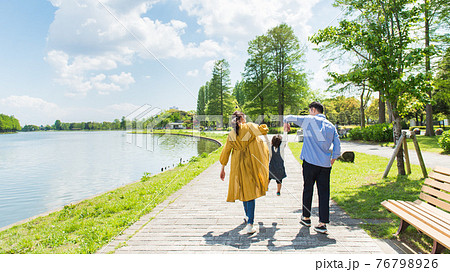 公園　家族　レジャー　バナー 76798926