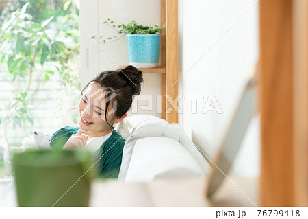 スマホを見る若い女性 76799418