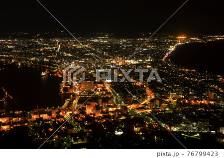 函館山山頂から望む函館の夜景 76799423