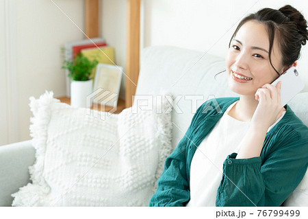 スマホで通話する若い女性 76799499