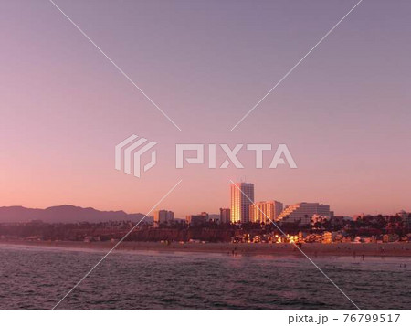 ベニスビーチの夕暮れ 76799517
