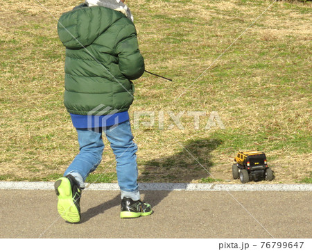 ラジコンカーを操作する子ども ラジコンカーを操作する子ども 76799647
